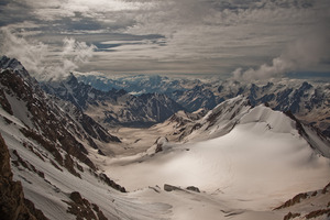 Вид на ледник Крумкол с седловины перевала Селла. Хорошо видны наши следы, маркирующие путь подъема, а также место ночевки.