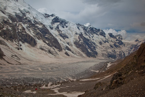 Безенгийский ледник. В стене видны Катын-Тау и Гестола. В конце долины просматривается перевал Цаннер и пики Есенина и Пяльвер слева от него.