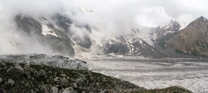 Безенгийский ледник. Виден край ледопада на повороте ледника.