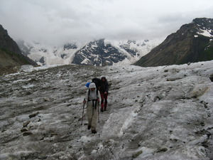Безенгийский ледник. Валим в альплагерь. Идет дождь, мокро!