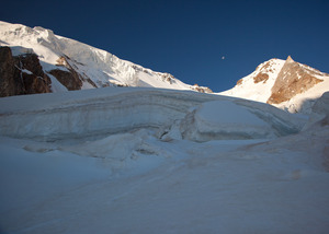 Ортокара западная. Левее седловины виден висячий ледопад, с которого вниз постоянно летят обломки. Вечером погода стала получше.