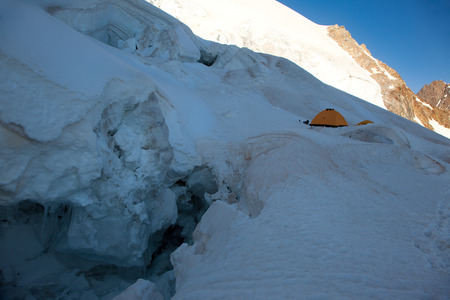 Наш лагерь в ледопаде под Ортокарой.
