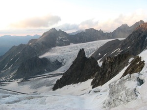 Вид вниз на ледник Шаурту из лагеря в ледопаде.