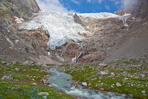 Скальная ступень и ледопад ледника Южный Чат.