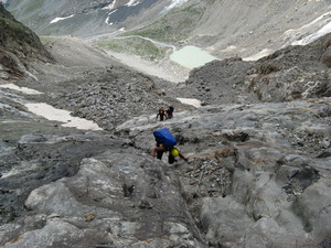Скалы на ступени ледника Южный Чат. Лезли свободно, скалы простые, но местами, конечно, мокрые!