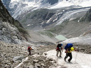 Выходим на ступень ледника Южный Чат.