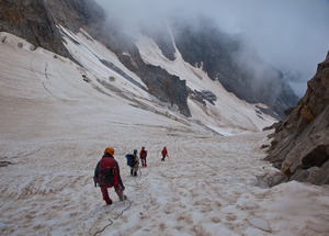 Подошли к нижней сильно поломанной части ледника Северный Чат. Активно зырим влево, примериваясь как бы половчее траверснуть. В результате двинули к окончанию скальной стены, видному в левом верхнем углу.