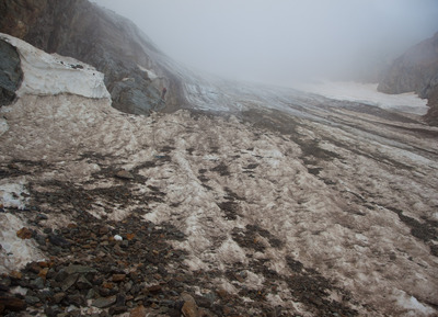 Последний участник дюльферяет с Чата на пологую часть ледника.