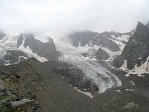 Перевал Чат. Вид на путь спуска с левого борта ледника Бишиль. Седловина скрыта в облаках.