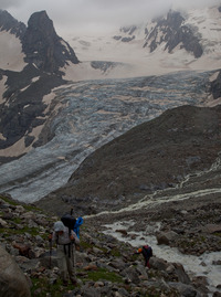Лезем на скальную ступень к леднику Западный Башиль. На заднем плане - ледопад ледника Башиль.