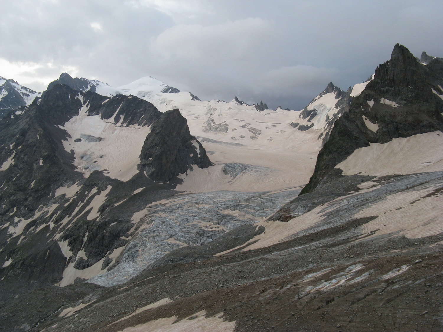 Вид на леднк Башиль. Самая высокая вершина - пик Бодорку. Левее и ближе - пик Баумана, от которого еще левее - седловина перевала Чат.