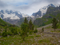 Гора Уллу-Тау, перевал Гарваш и гора Чегет-Тау. Вид из альплагеря.