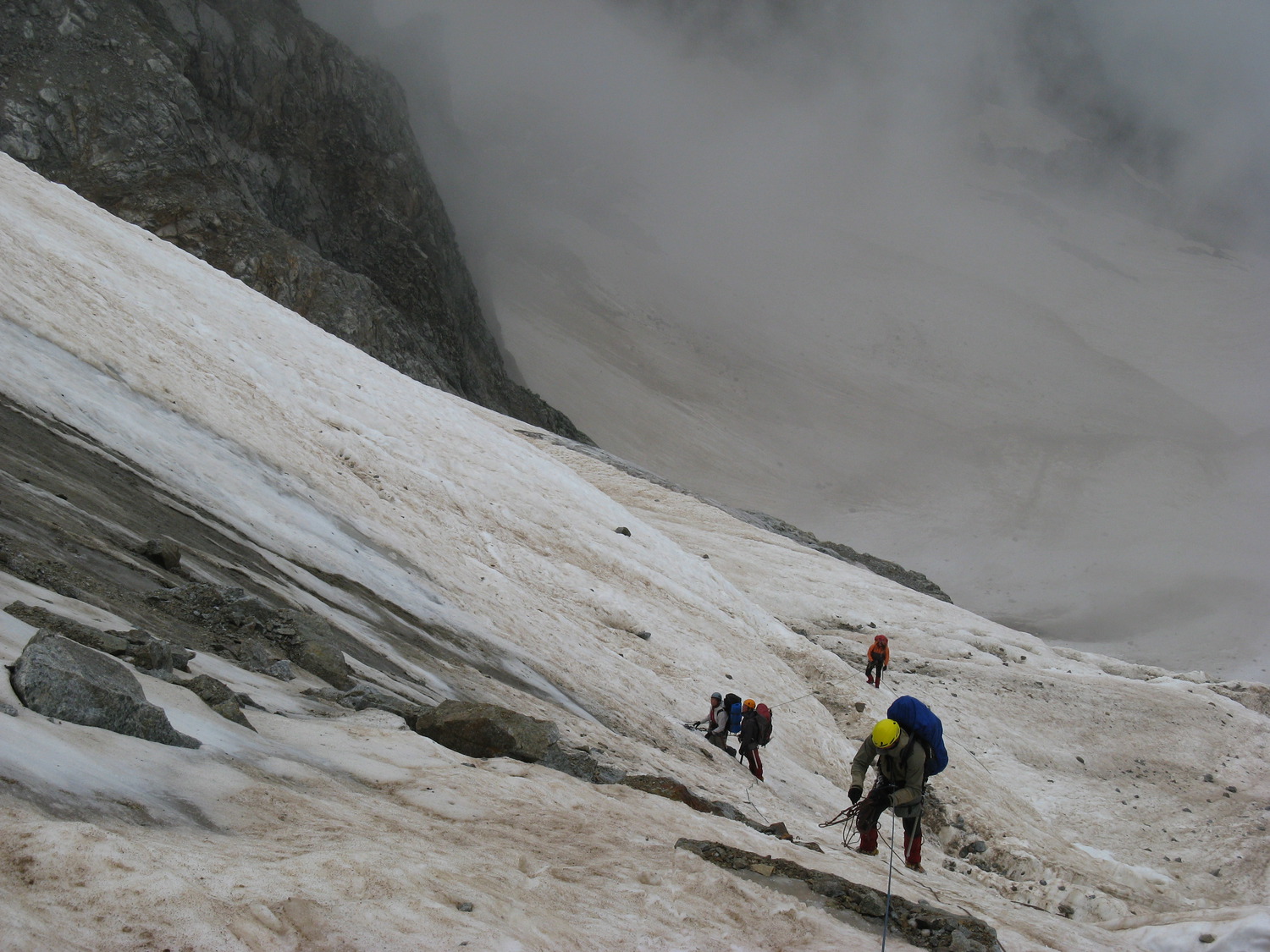 Спуск с Чата. Лидер подходит к краю огромного бершгрунта, после поворота скальной стены у левого борта ледника. 
