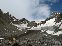 Вид на Ледник Джайлык и перевал Суворова. Седловина перевала - широкая дырка в левом хребте. Справа торчит Джайлык.