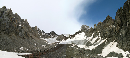 Панорама ледника Джайлык. Перевал Суворова слева, справа - Джайлык, от которого вниз спускается хребет Хвост Дракона. По центру расположен перевал Тютю-Джайлык, но его седловина скрыта.