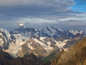 Ушба. Вид на Ушбу, Джантуган и Уллу-Кару с седловины перевала Суворова.