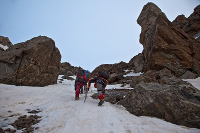 Местами на перевальном взлете Суворова попадался лед.
