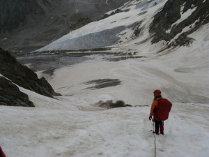 Подходим к перегибу перегибу ледника, под перевалом Суворова.