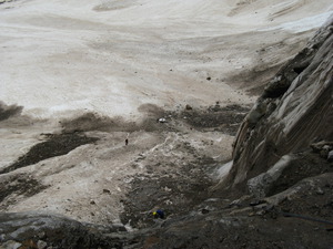 Финальная дюльферная веревка с перевала Суворова. По этой веревке мы съехали с бараньих лбов под ледопадом на тело ледника Тютю.