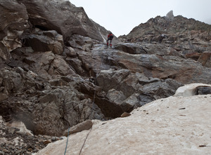 Вторая дюльферная веревка с перегиба ледопада ледника Тютю под перевалом Суворова.