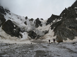 На теле ледника Тютю. Отлично видна широкая седловина перевала Тютю-Джайлык и ледопад, с которого мы только что съехали.