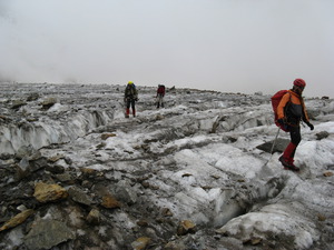 Открытая часть ледника Тютю. Тут пришлось немного поплутать и попрыгать через трещины. Но ничего сложного нам по пути не встретилось. 