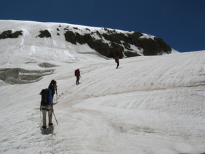 Над второй ступенью ледопада ледника Крумкол.