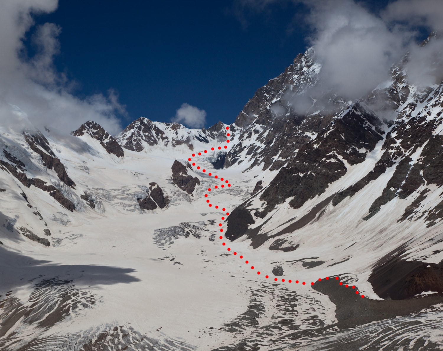 Ледник Крумкол. Отмечен путь движения к ночевкам и далее по леднику в направлении перевала Селла.