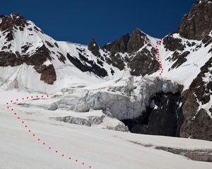 Третья ступень ледопада ледника Крумкол и перевальный взлет перевала Селла.
