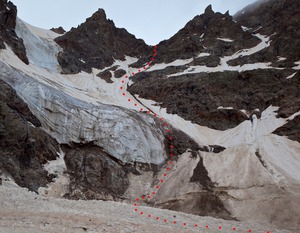 Путь спуска с перевала Суворова. Вид с тела ледника Тютю. Седловина не просматривается.