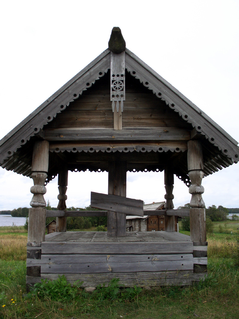 Поклонный крест и дом Яковлева из деревни Клещейла.