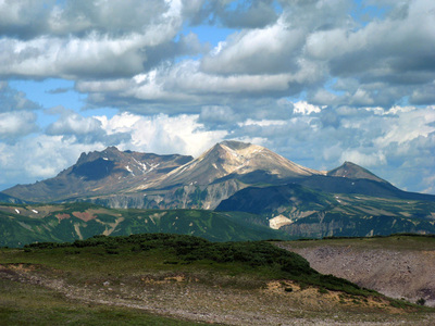 Вулкан Кихпиныч. у его подножья видны склоны Долины гейзеров
