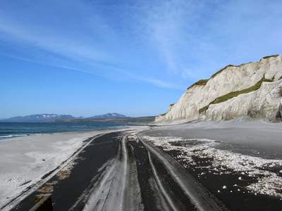 Остров Итуруп, дорога вдоль "Белых скал".  Морские приливы смешивают пемзовый и обсидиановый пески.