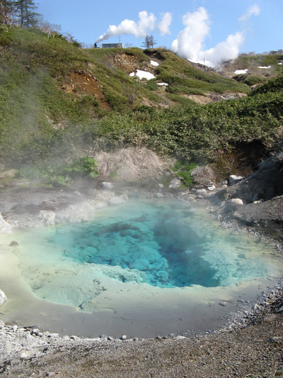 Остров Итуруп, кипящее вулканическое озеро. На заднем плане геотермальная электростанция.