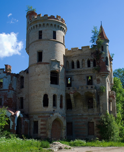 Главная башня замка в Муромцево.