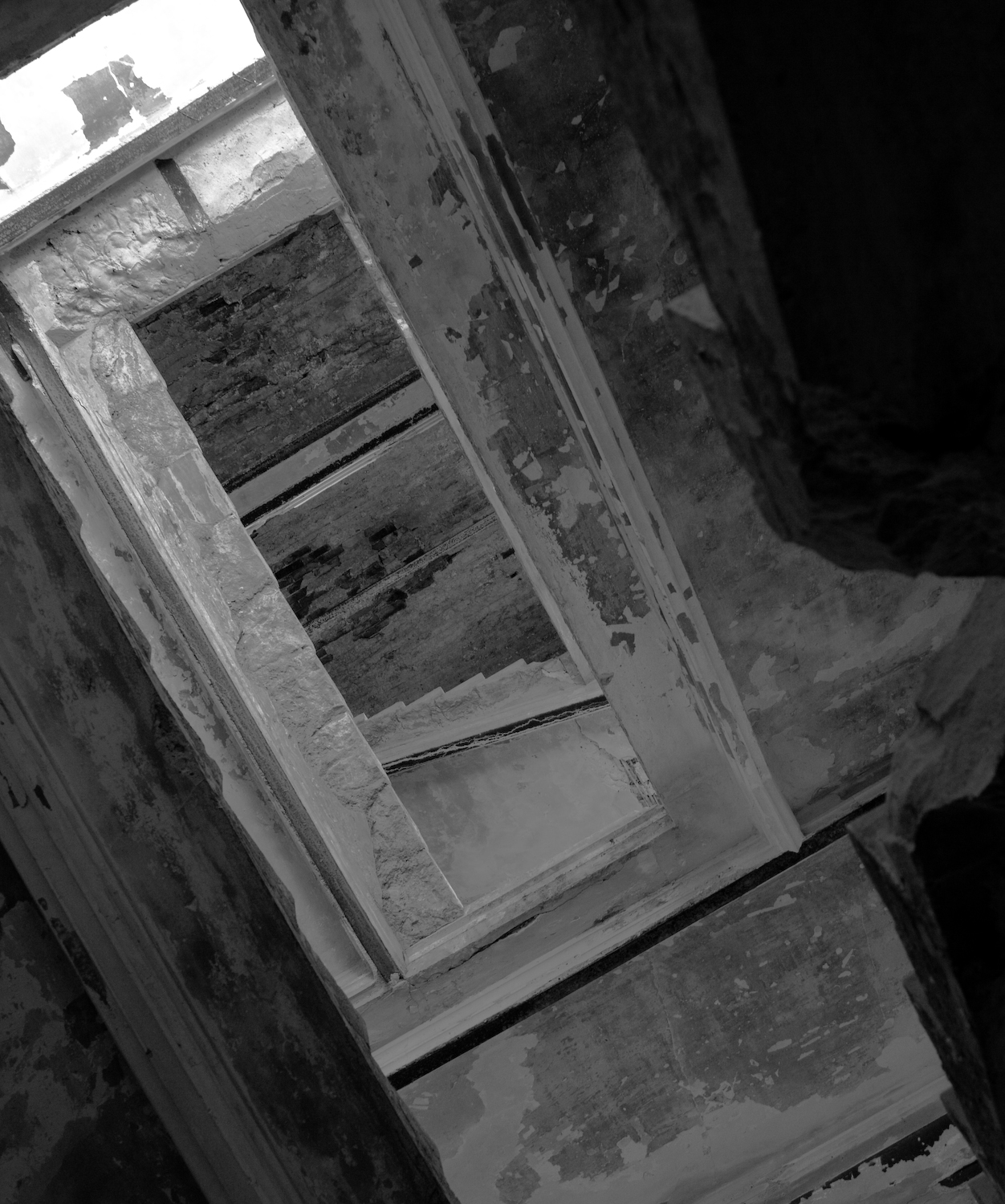 Лестница. Вид снизу на когда-то красивую, каменную лестницу внутри замка Храповицкого. Она ведет на второй этаж в жилой части главного здания усадьбы Муромцево.