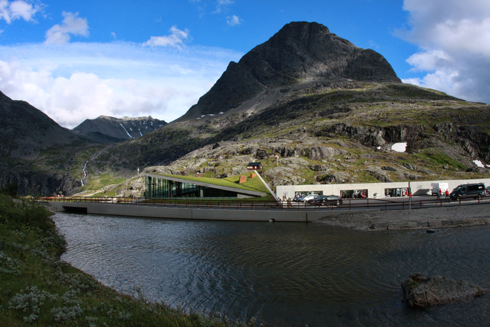Норвегия, Мёре-о-Ромсдал, Туристический центр на Дороге Троллей. Norway, M&#248;re-og-Romsdal, Trollstigen turist center