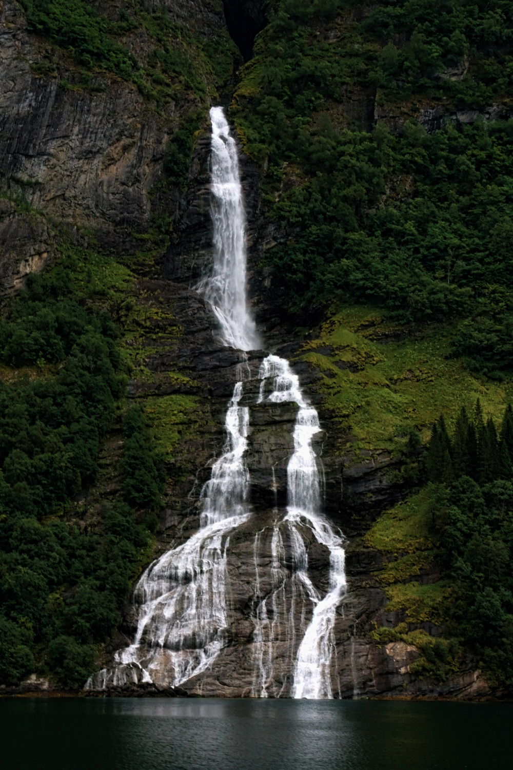 Норвегия, Мёре-о-Ромсдал, Гейрангерфьорд, водопад "Friaren". Norway, M&#248;re-og-Romsdal, "Friaren" waterfall