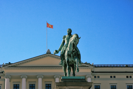 Королевский дворец, статуя короля Карла XIV Юхана.