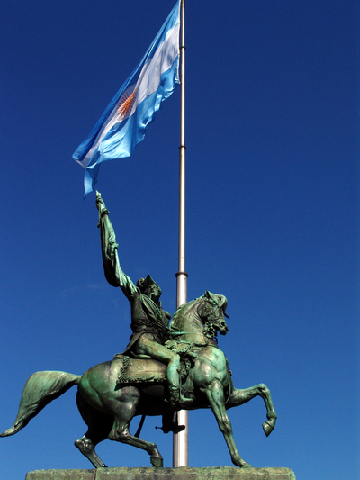 Буэнос-Айрес, Plaza de Mayo, статуя генерала Manuel Belgrano.