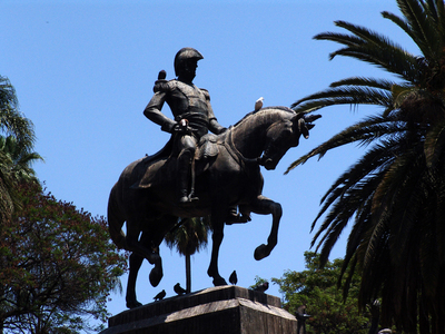 Сальта, статуя генерала Ареналеса.