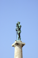 Монумент "Победитель" установлен в честь победы союзников в Первой мировой войне.