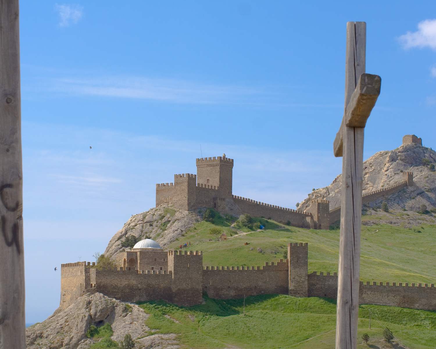 Кресты рядом с Генуэзской крепостью. Вид на крепость с Сахарной Головы. Очередной ракурс.