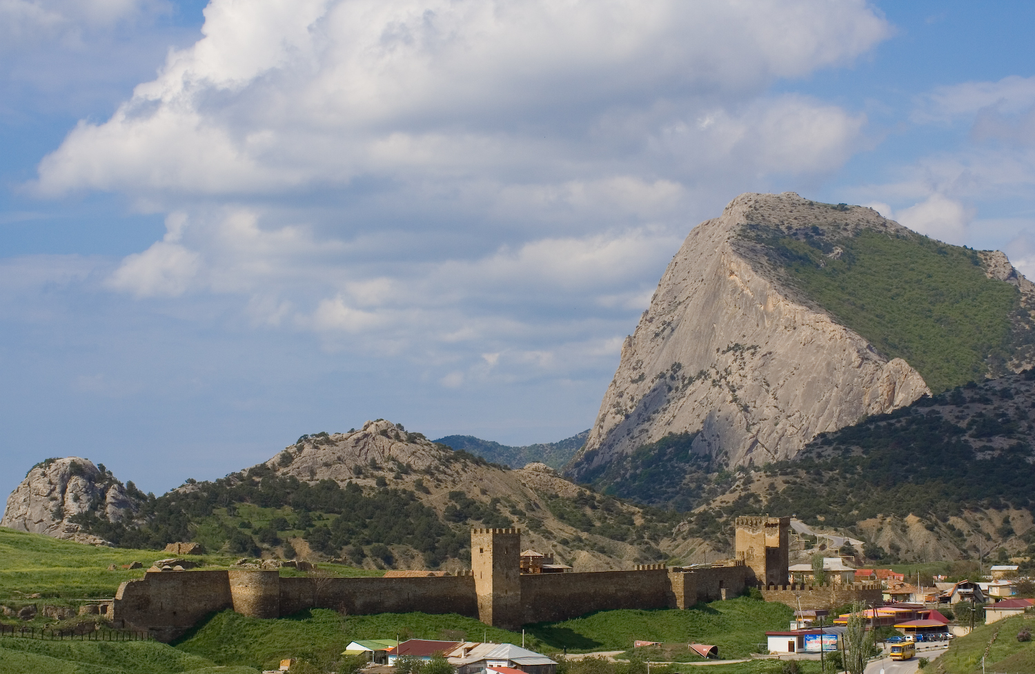 Генуэзская крепость и гора Сокол.
