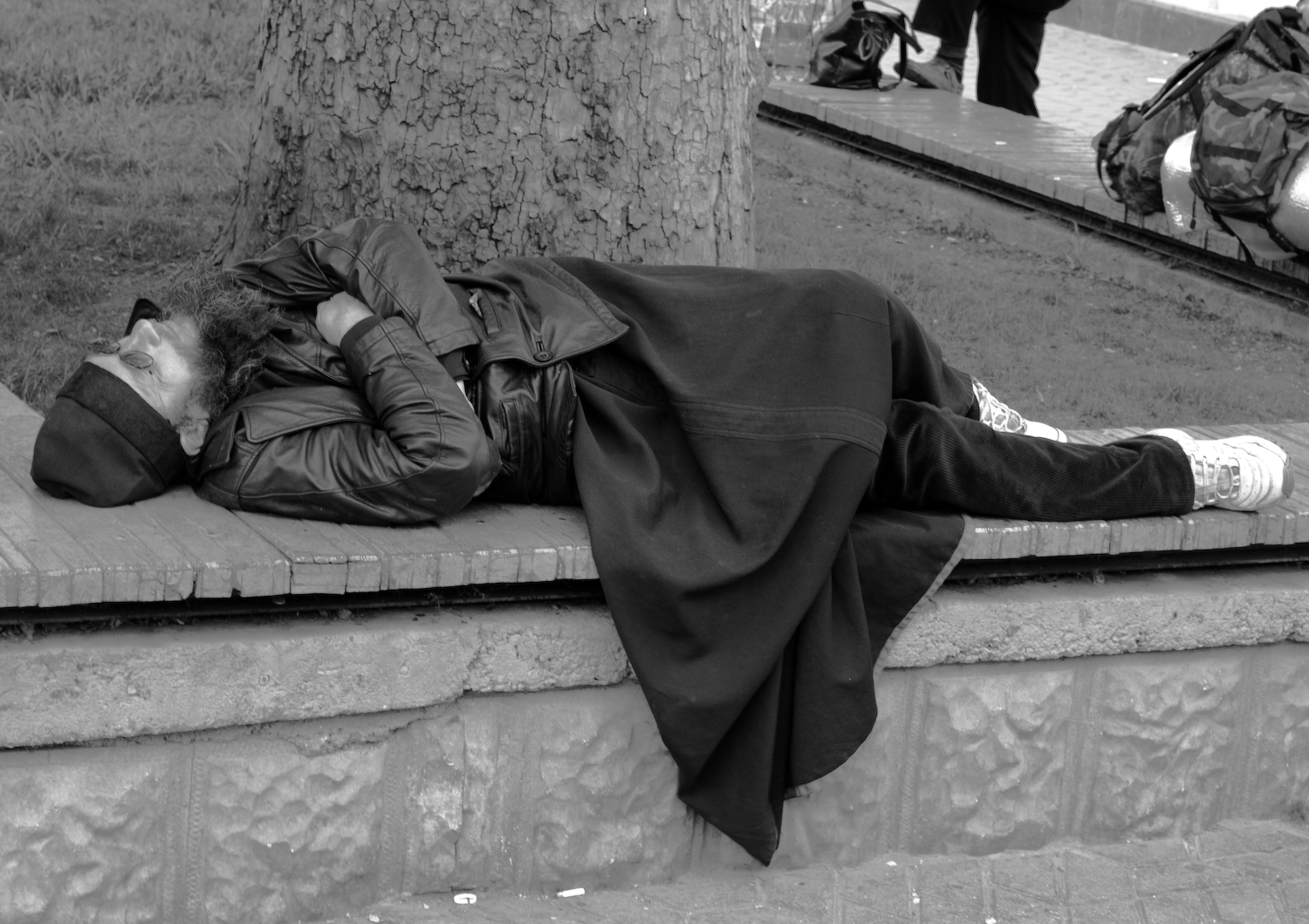 Поп. В дупель пьяный, спит на Симферопольском вокзале. ЖЖот, одним словом :)