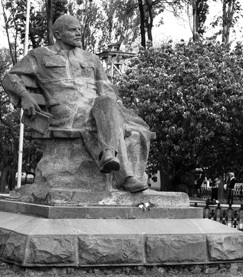 Дедушка. Симпатичный памятник Ленину стоит в Симферополе возле вокзала! Только вот грязный он страшно...