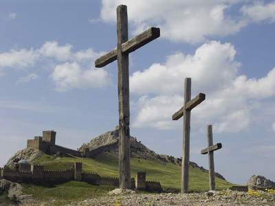 Генуэзская Крепость. Эти кресты стоят на склоне сахарной головы.