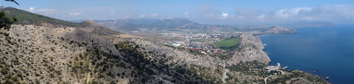 Панорама с вершину Сокол. Хорошо виден поселок Судак и гора Болван.