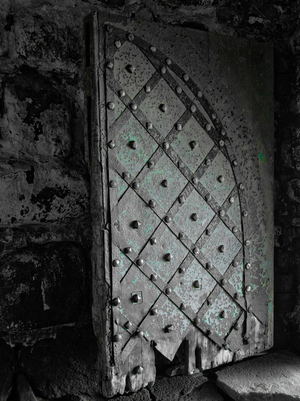 Дверь. Такая вот дверка закрывает один из небольших входов в монастырской стене.