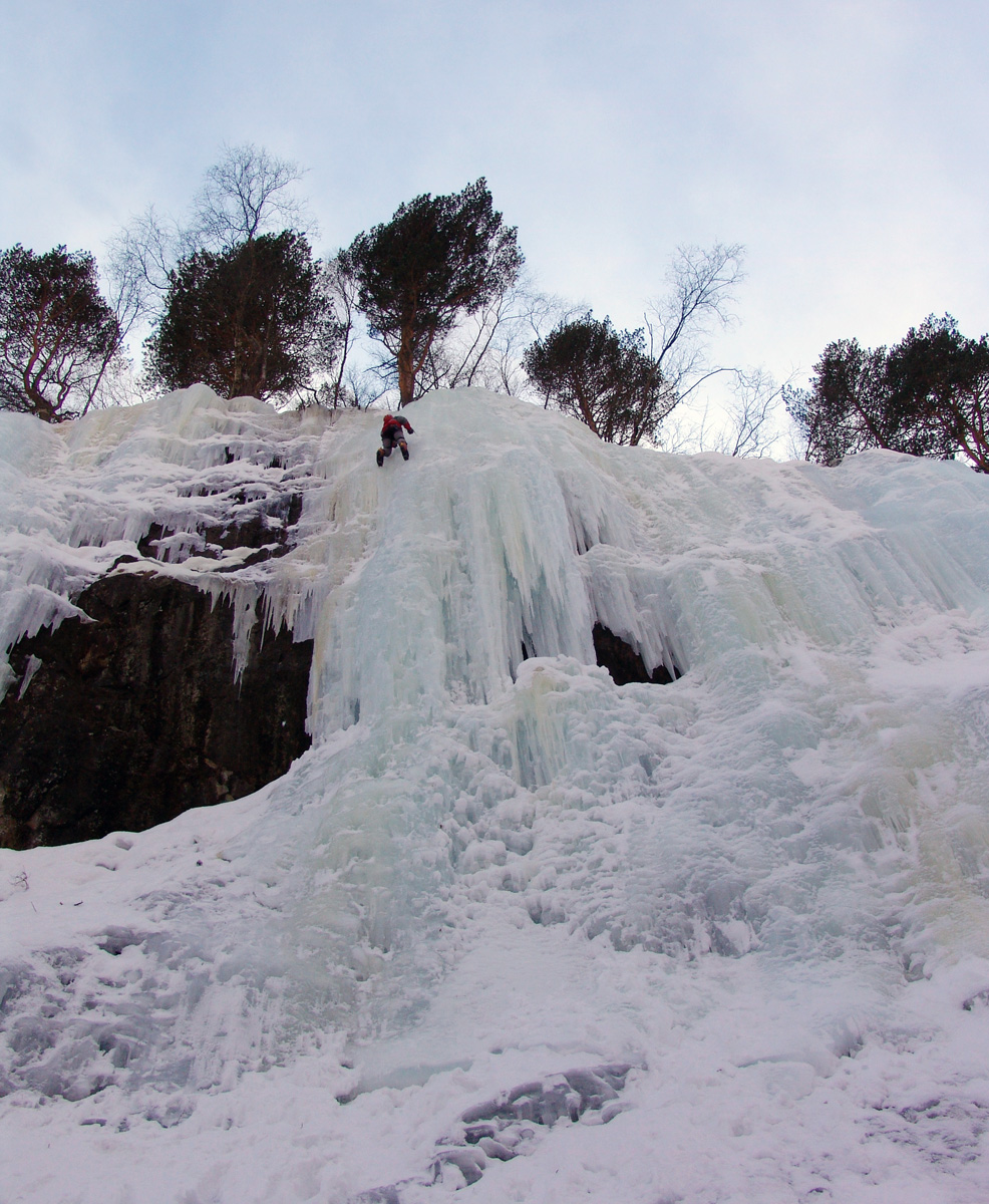 Ледовый каскад "Стенка", вид снизу.